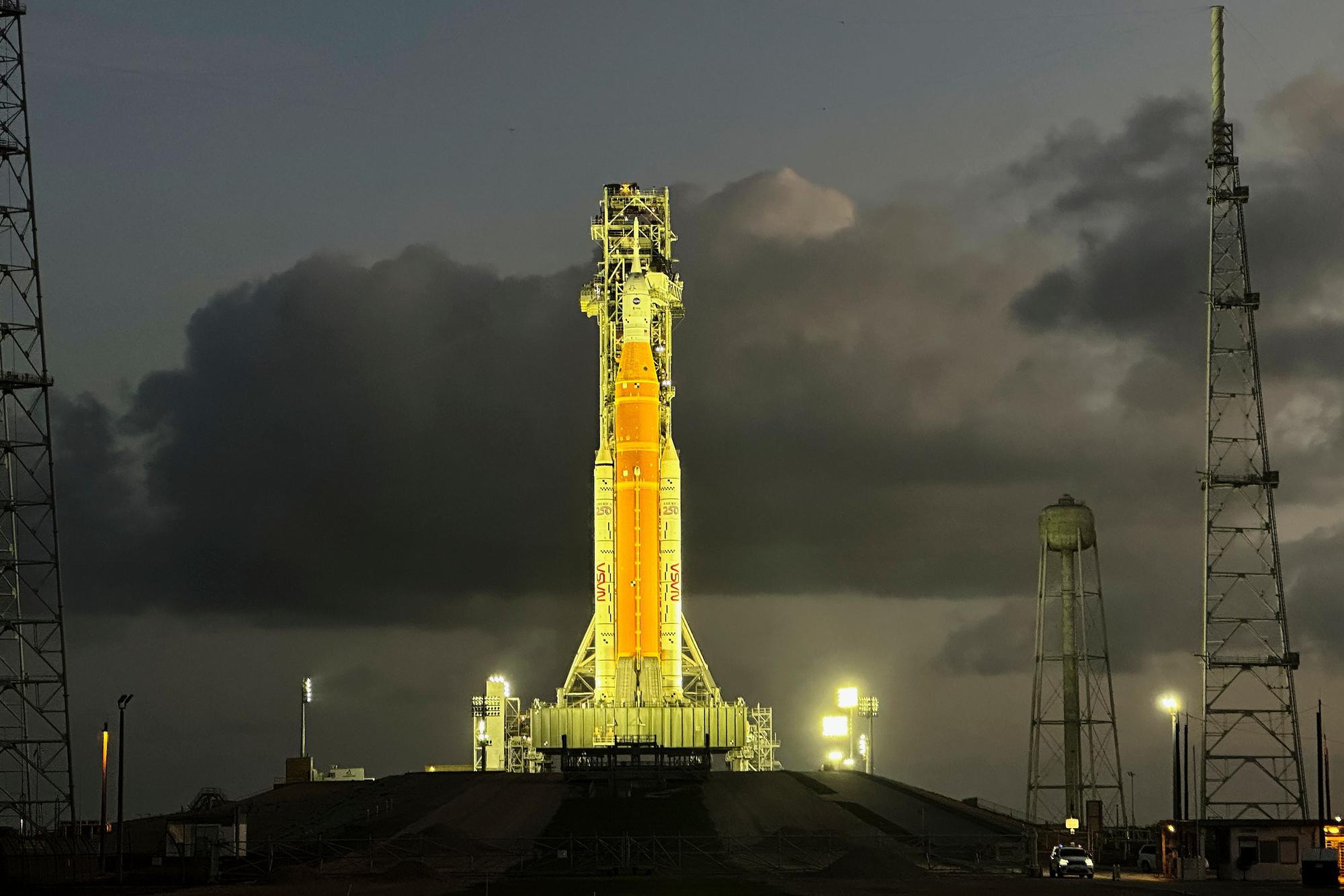 Die „Artemis II“-SLS-Rakete (Space Launch System) der Nasa mit dem Orion-Raumschiff ist auf dem Startkomplex 39B des Kennedy Space Center zu sehen.