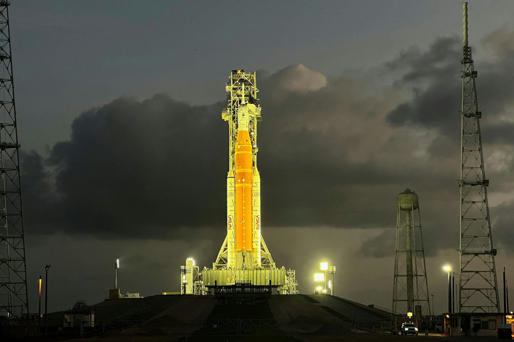 Die „Artemis II“-SLS-Rakete (Space Launch System) der Nasa mit dem Orion-Raumschiff ist auf dem Startkomplex 39B des Kennedy Space Center zu sehen.
