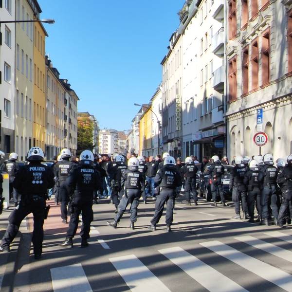 Bei einem Polizeieinsatz in der Kölner Südstadt versperrt am 1. April 2026 eine Einsatzhundertschaft den Weg.