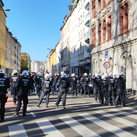 Bei einem Polizeieinsatz in der Kölner Südstadt versperrt am 1. April 2026 eine Einsatzhundertschaft den Weg.