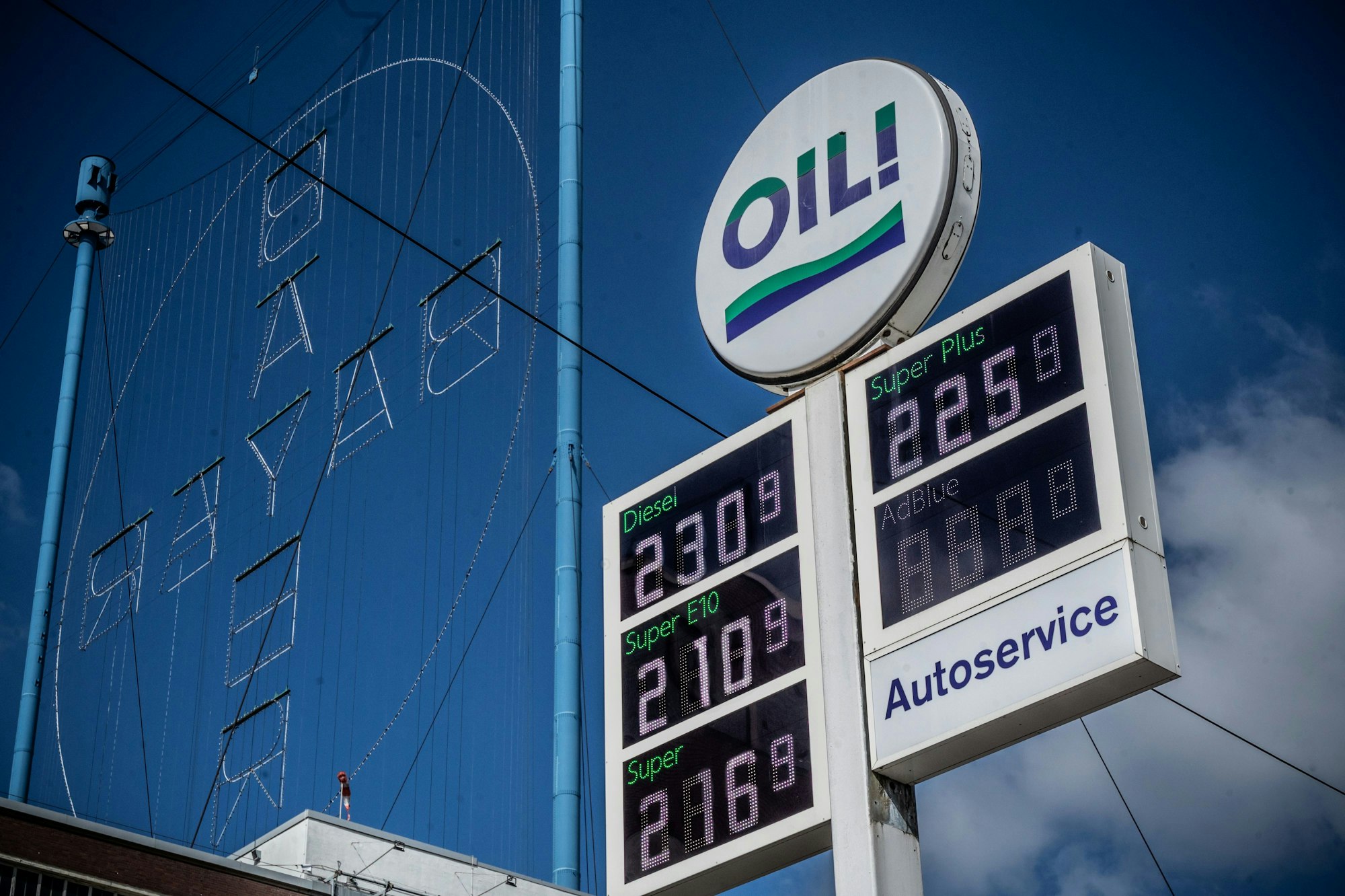 Dieses Foto entstand kurz vor zwölf Uhr. Zum ersten Mal durften Tankstellen ihre Preise nur noch einmal am Tag um 12 Uhr mittags erhöhen.