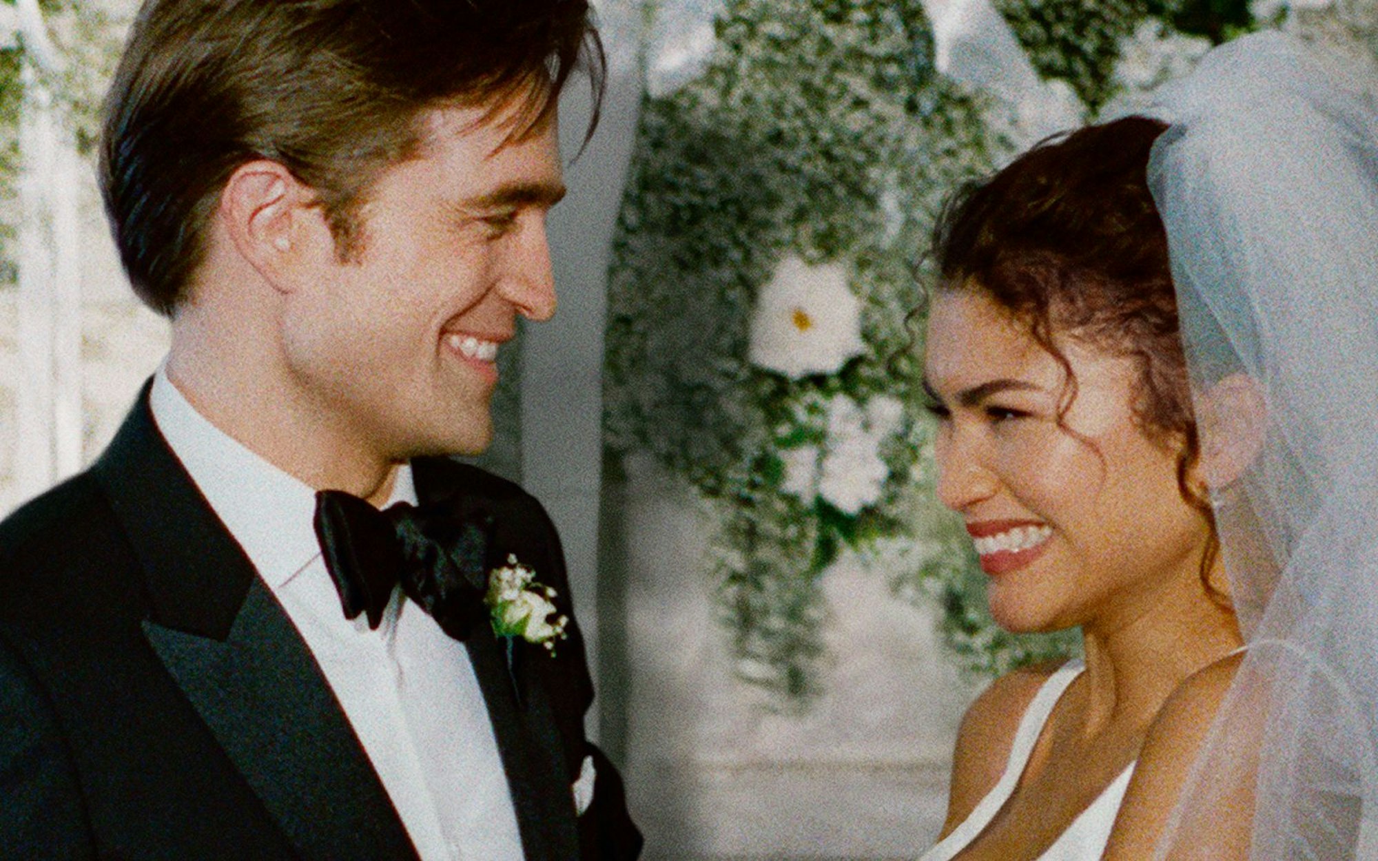 Charlie (Robert Pattinson) und Emma (Zendaya) wollen sich in „Das Drama“ (Ausschnitt Filmplakat) eigentlich das Jawort geben ... (Bild: Leonine)