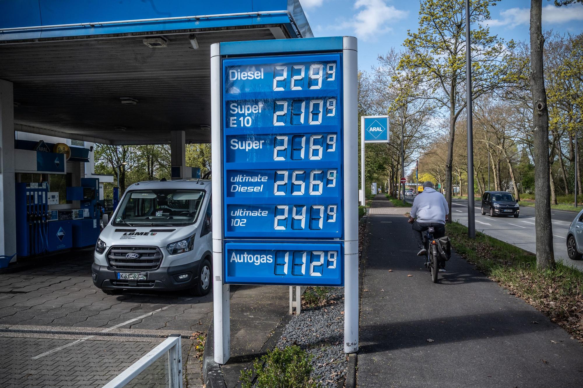 Dieses Foto entstand kurz vorzwölf Uhr. Zum ersten Mal durften Tankstellen ihre Preise nur noch einmal am Tag um 12 Uhr mittags erhöhen. Erste Bild: Ralf Krieger