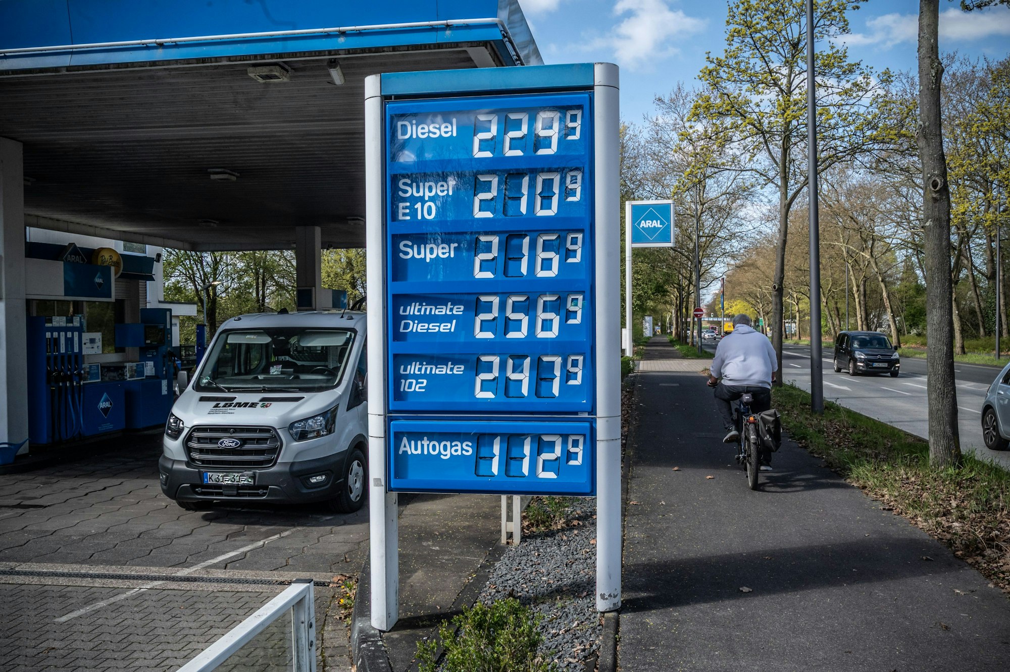 Dieses Foto entstand kurz vorzwölf Uhr. Zum ersten Mal durften Tankstellen ihre Preise nur noch einmal am Tag um 12 Uhr mittags erhöhen. Erste Bild: Ralf Krieger