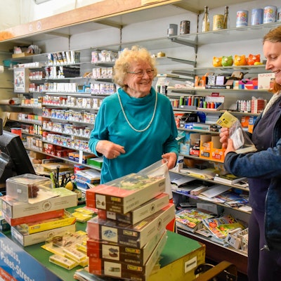 Zwei Frauen stehen in einem Geschäft hinter der Theke.