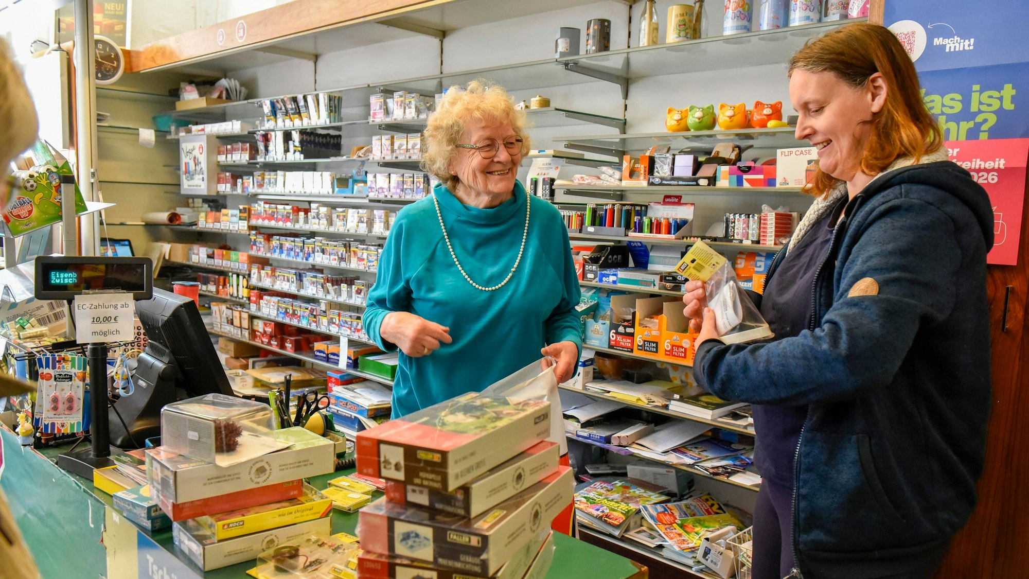 Zwei Frauen stehen in einem Geschäft hinter der Theke.