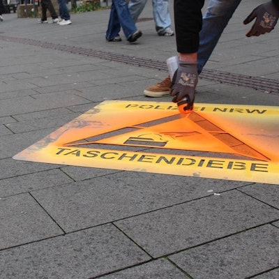 Sprühaktion der Polizei gegen Taschendiebstahl in Bergisch Gladbach.