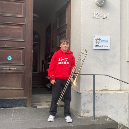 Das Bild zeigten einen 10-jährigen Jungen mit seiner Posaune.