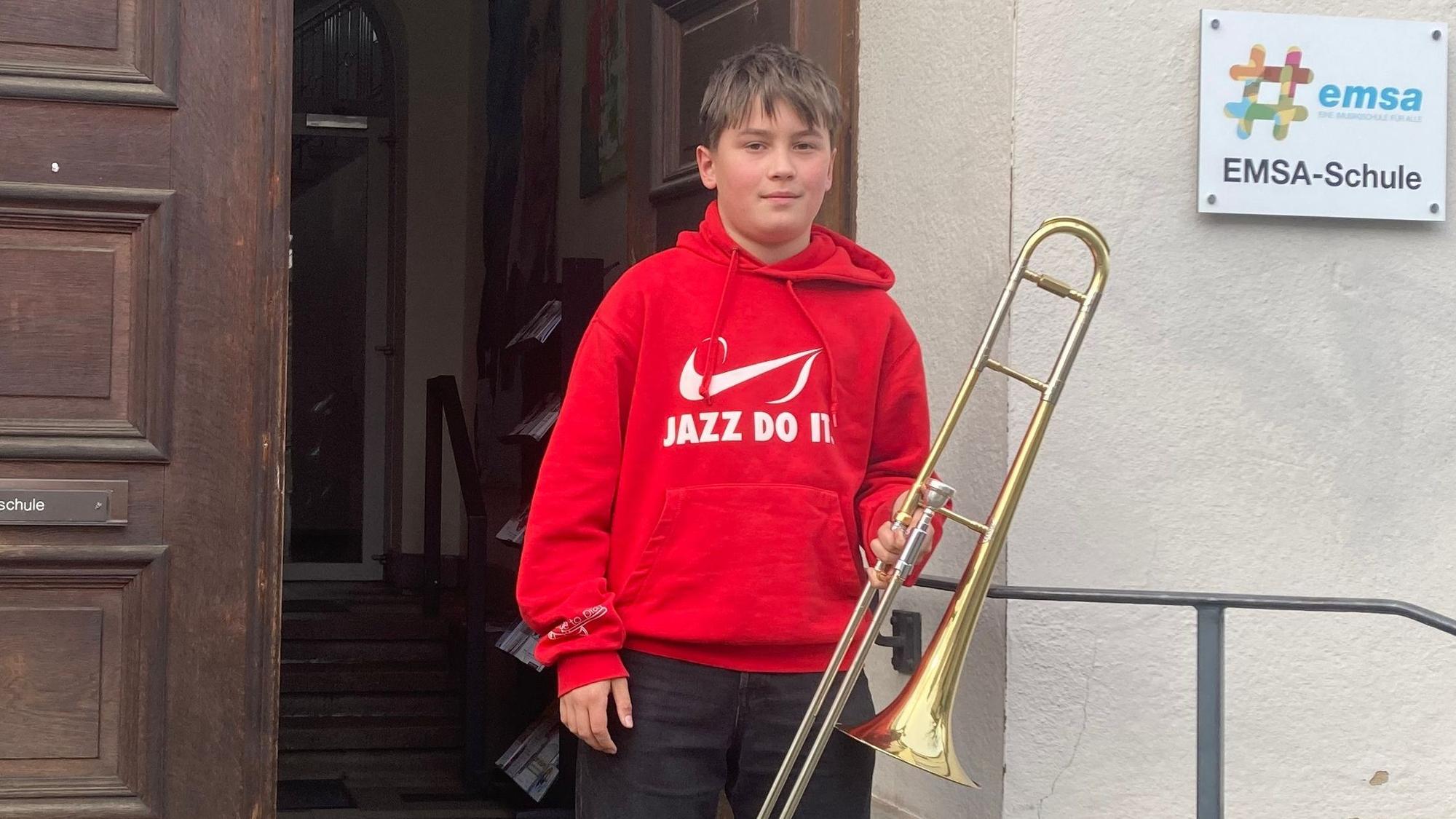 Das Bild zeigten einen 10-jährigen Jungen mit seiner Posaune.