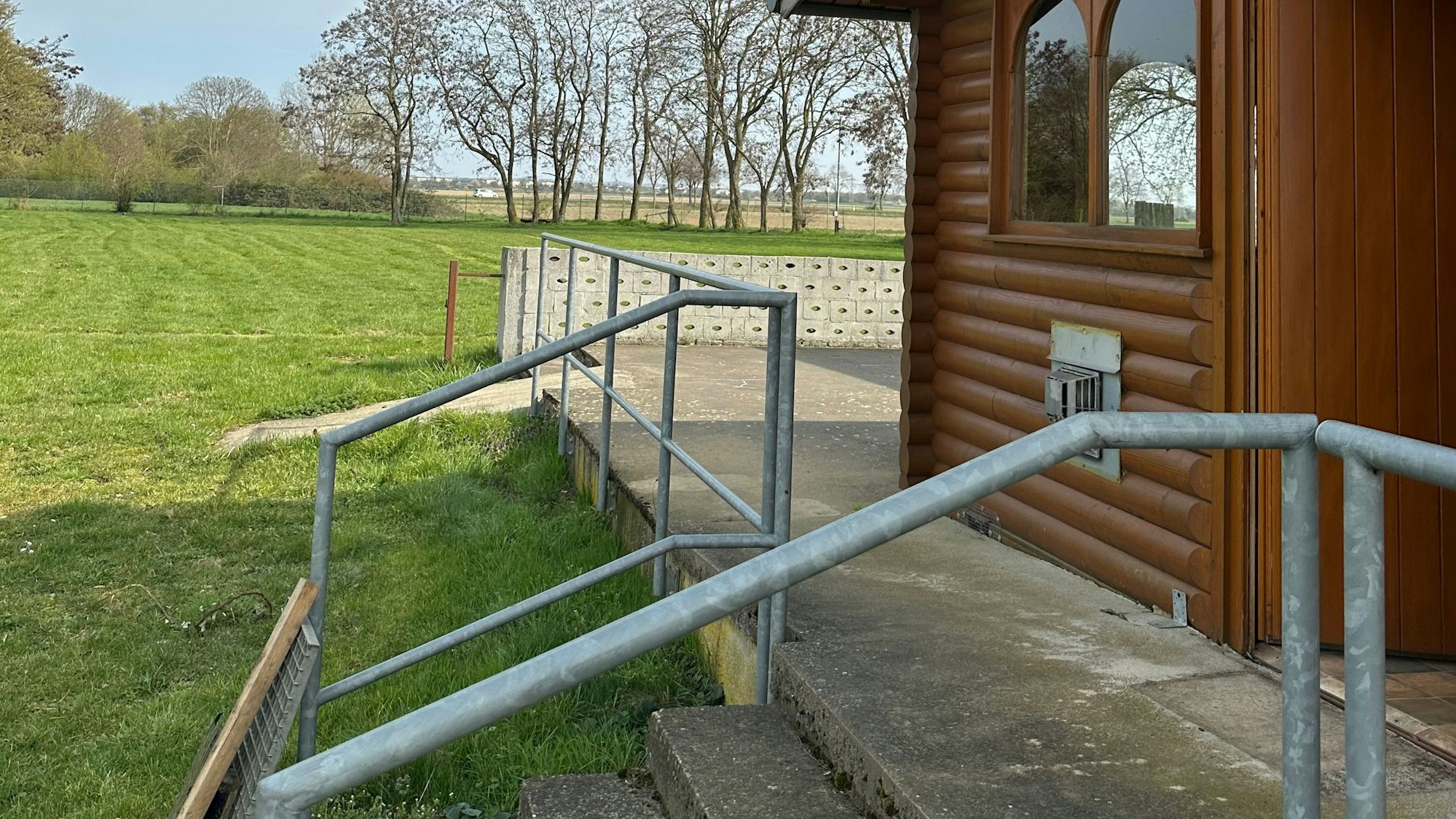 Ein Hundeübungsplatz, keine Freilauffläche, so wie es Elsdorfs Bürgermeister Andreas Heller ursprünglich versprochen hatte.