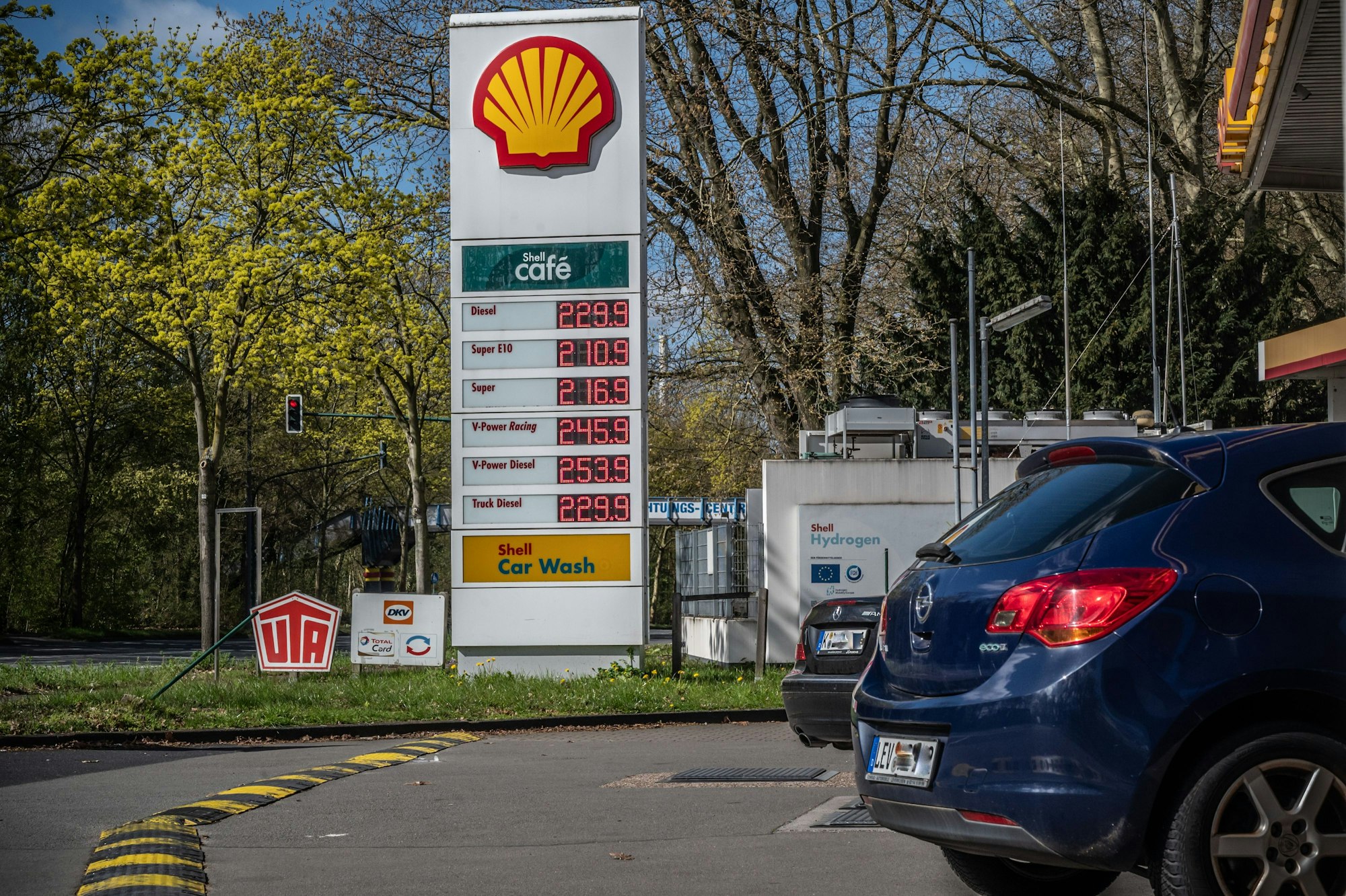 Dieses Foto entstand kurz vorzwölf Uhr. Zum ersten Mal durften Tankstellen ihre Preise nur noch einmal am Tag um 12 Uhr mittags erhöhen. Erste Bild: Ralf Krieger