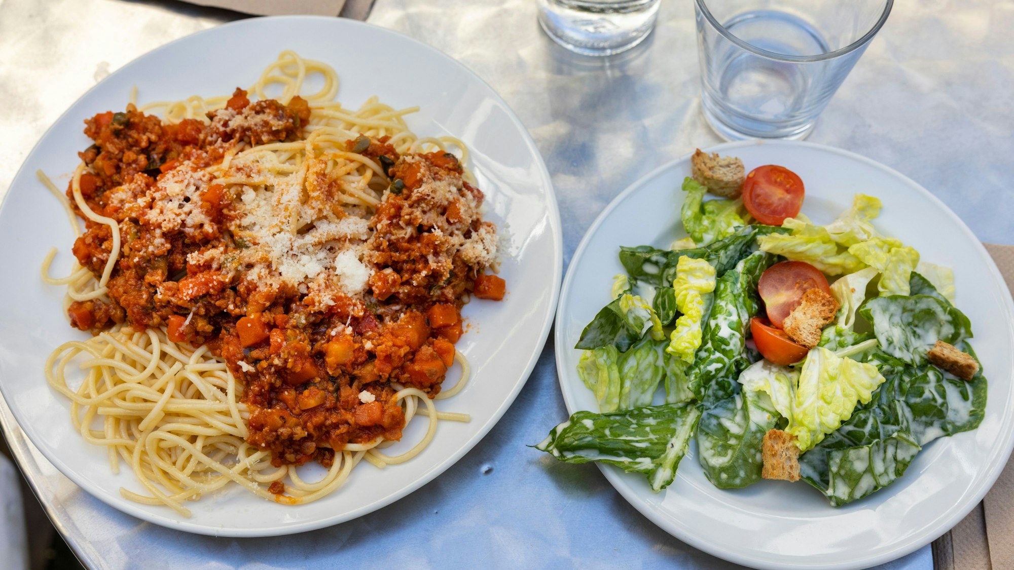 Statt Currywurst gibt es für Dietmar Bär im Osho's Place vegetarische Spaghetti Bolognese und Salat.