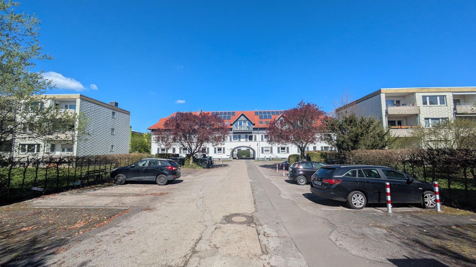 Mietwohnungsblöcke an einer Wohnstraße