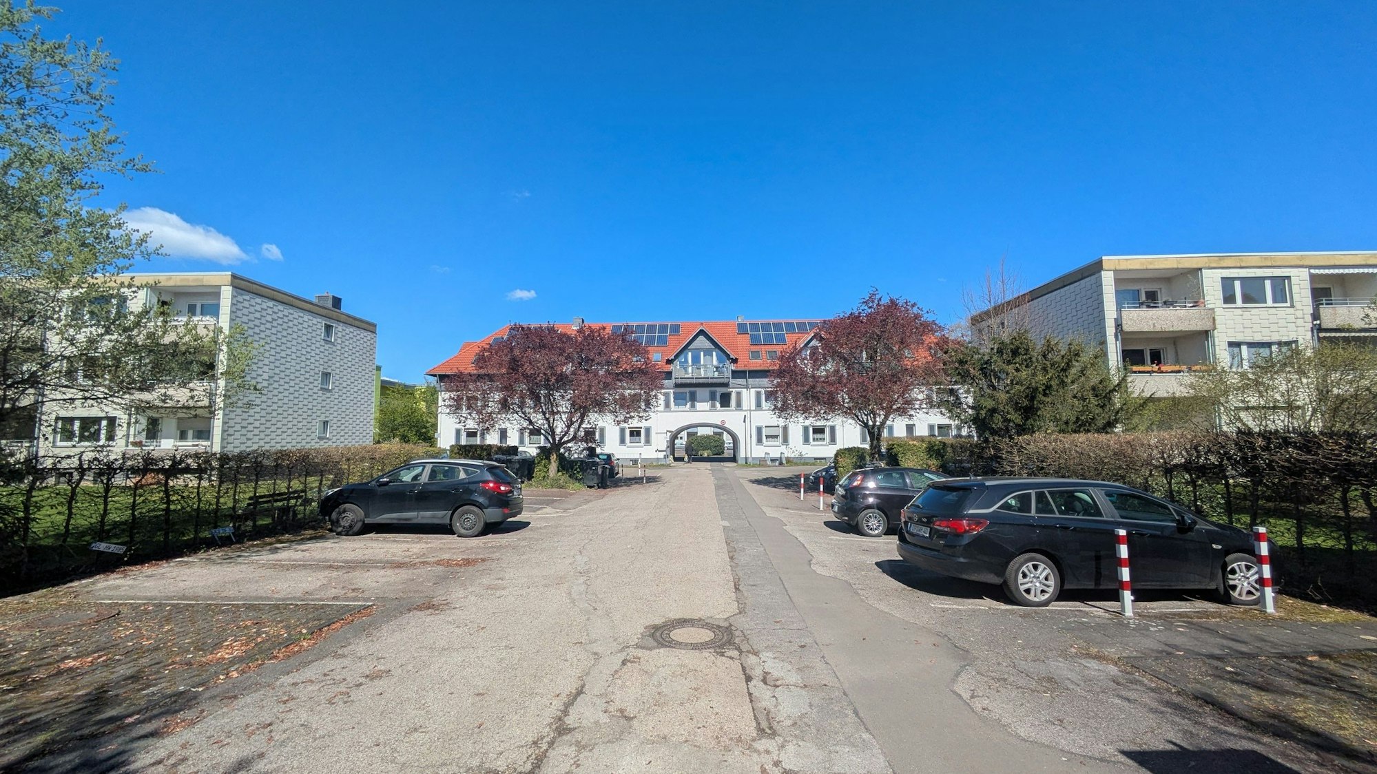 Mietwohnungsblöcke an einer Wohnstraße