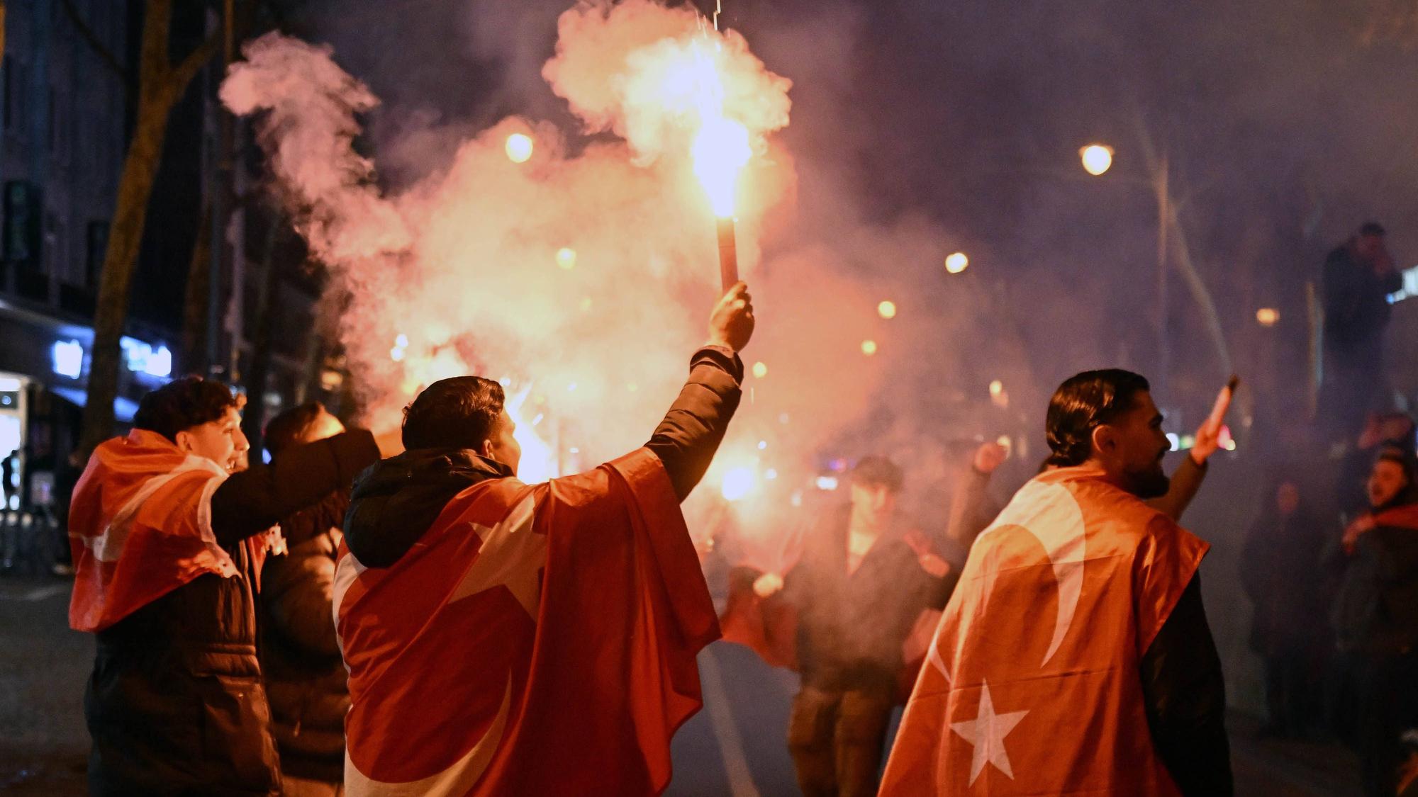 Türkische Fans feiern auf den Kölner Ringen.