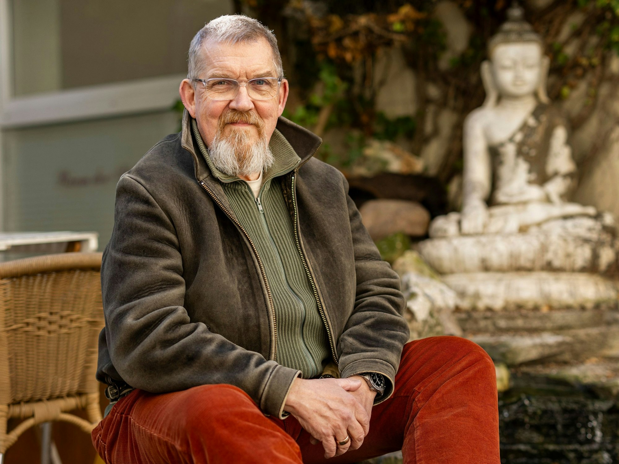 Als „Tatort“-Kommissar Freddy Schenk aß Dietmar Bär regelmäßig Currywurst - jetzt kam er mit längerem Bart und neuen kulinarischen Vorlieben zum Termin.