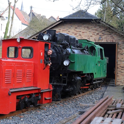 Michael Steidle fährt mit der V 6 als Rangierlok die 53, mit der das Museum startete, aus dem Lokschuppen.