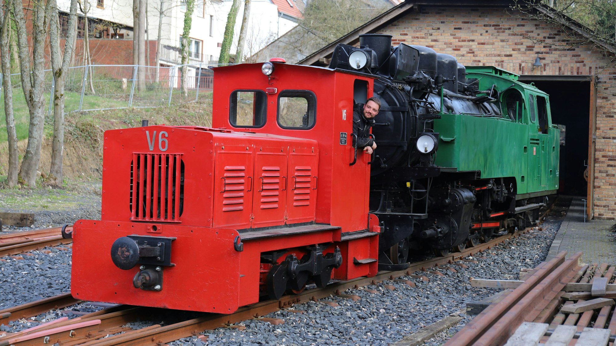 Michael Steidle fährt mit der V 6 als Rangierlok die 53, mit der das Museum startete, aus dem Lokschuppen.