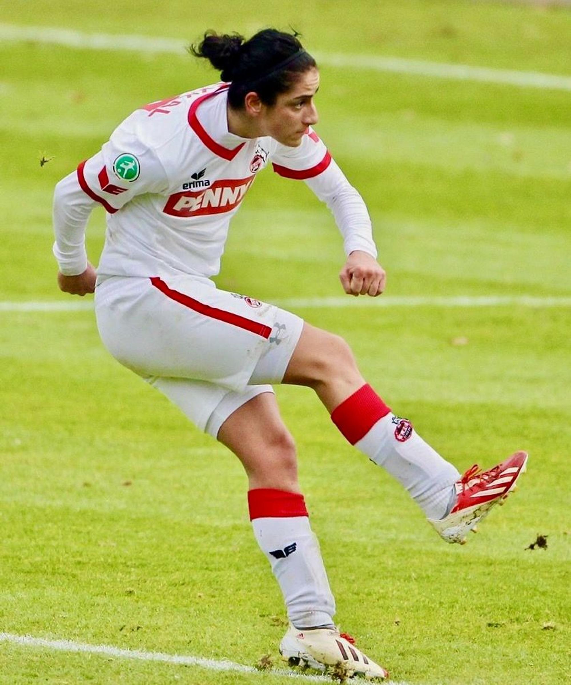Eine junge Frau im FC-Trikot