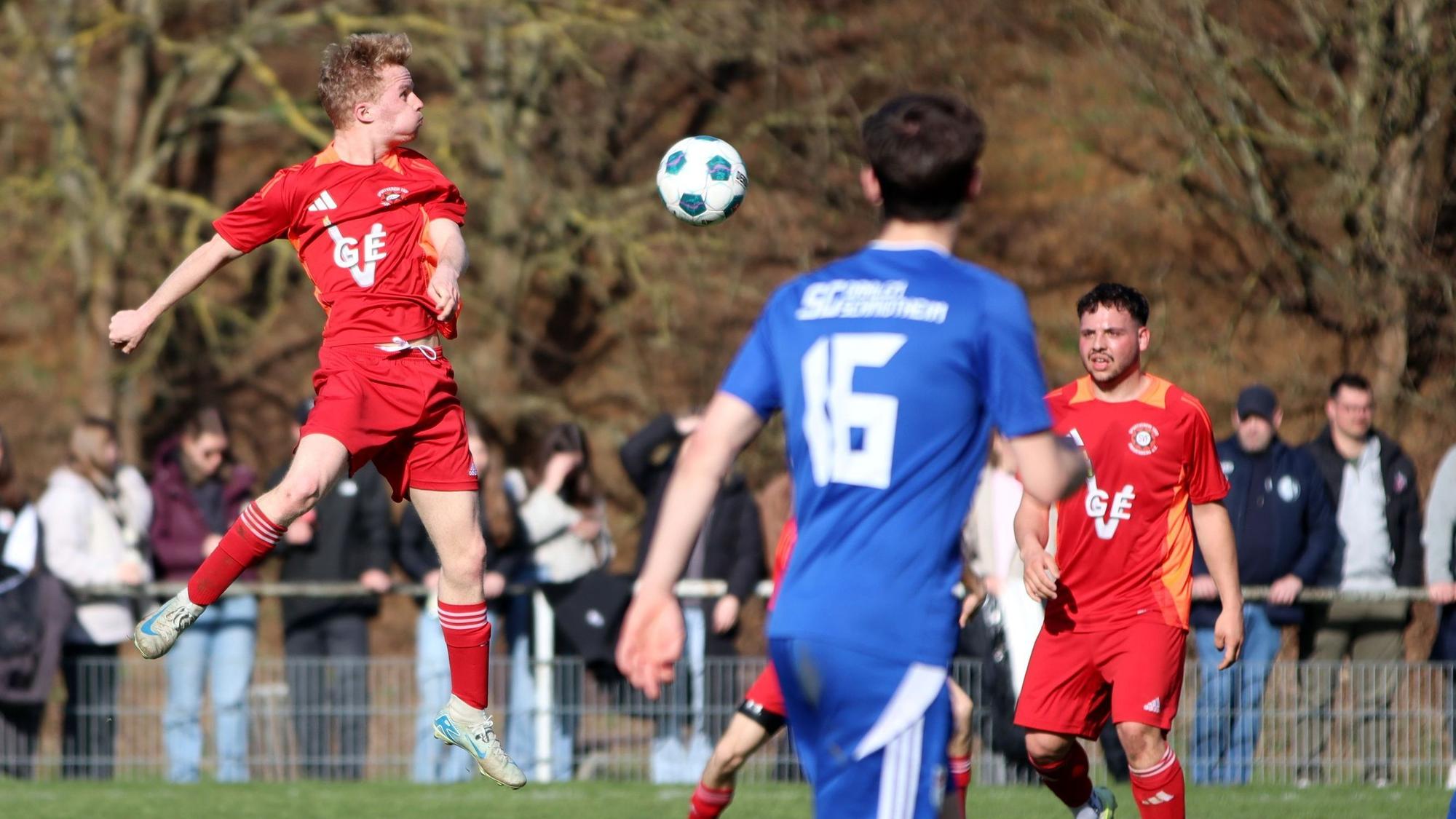 Frauenbergs Fußballer Jan Tornow bläst nach einem Kopfball noch in der Luft die Backen auf.