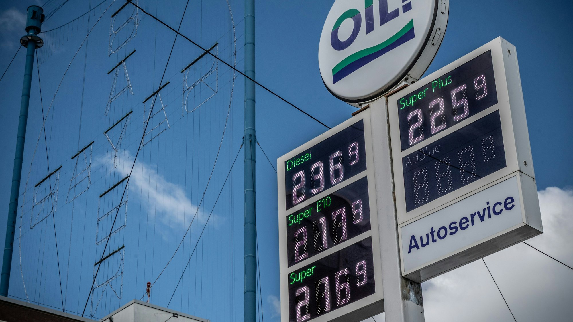 Dieses Foto entstand kurz nach zwölf Uhr. Zum ersten Mal durften Tankstellen ihre Preise nur noch einmal am Tag um 12 Uhr mittags erhöhen.