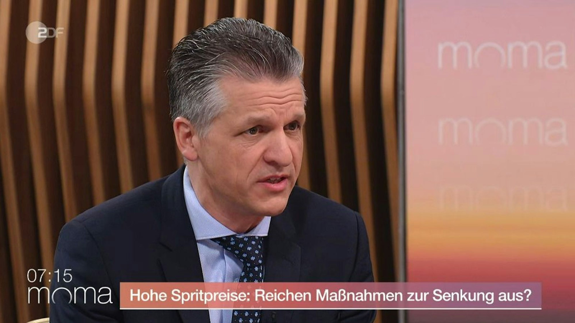 Kanzleramtsminister Thorsten Frei von der CDU sprach sich im ZDF-“Morgenmagazin“ klar gegen eine Preisbegrenzung an den Tankstellen aus. (Bild: ZDF)