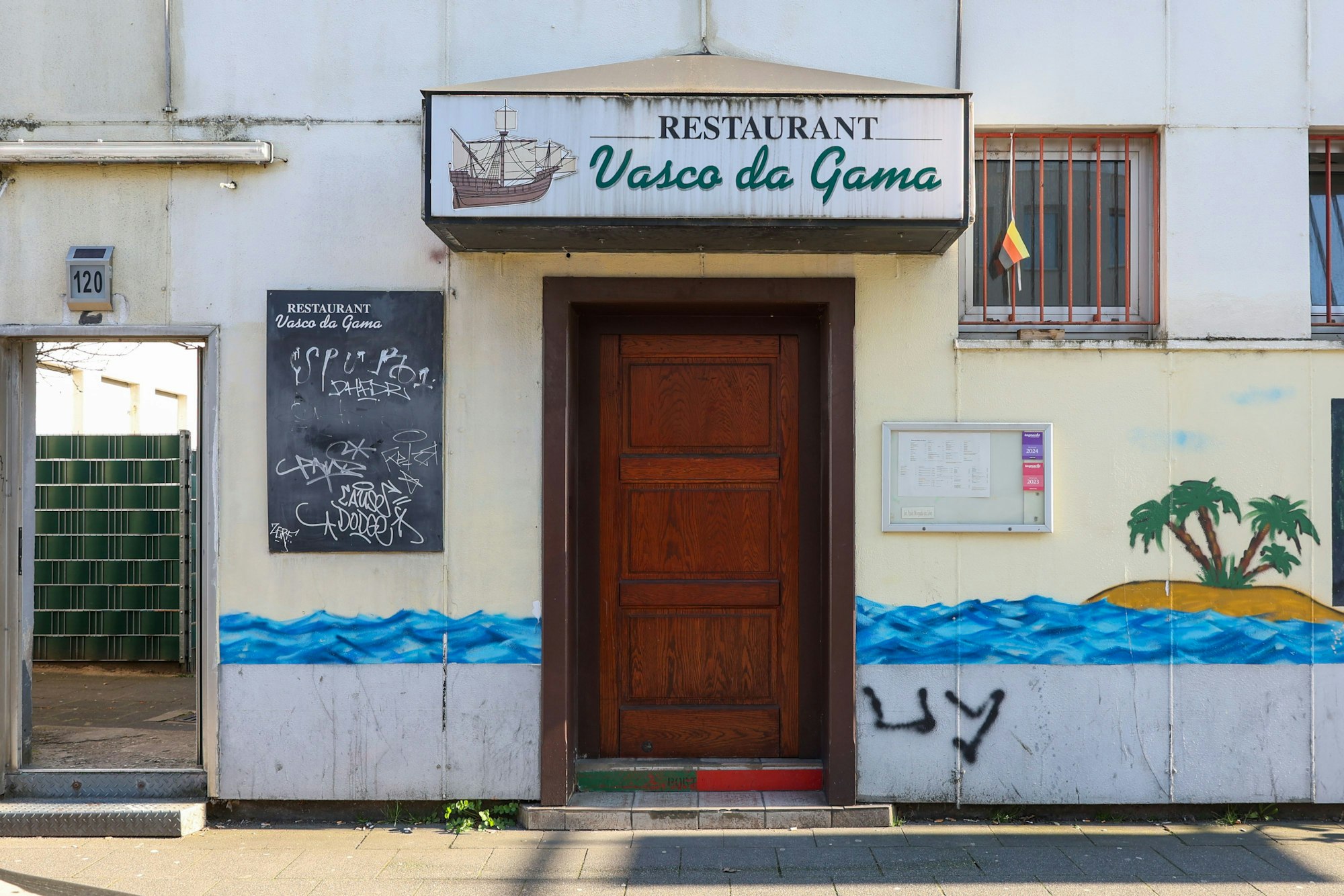 Das Vasco de Game in Ehrenfeld von vorne mit Meereszeichnung auf der Wand.