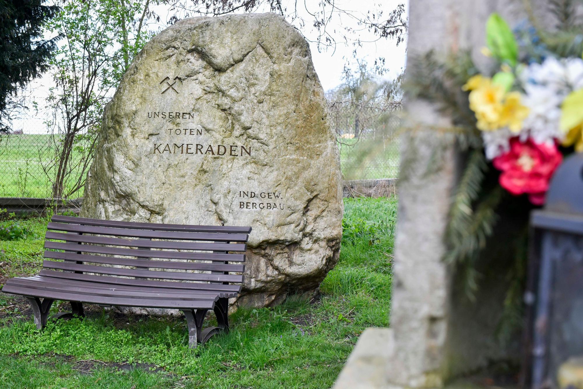 Ein Wegekreuz und Findling als Gedenkstein für tote Bergleute erinnern an den Ort, wo einst Zieskoven stand.