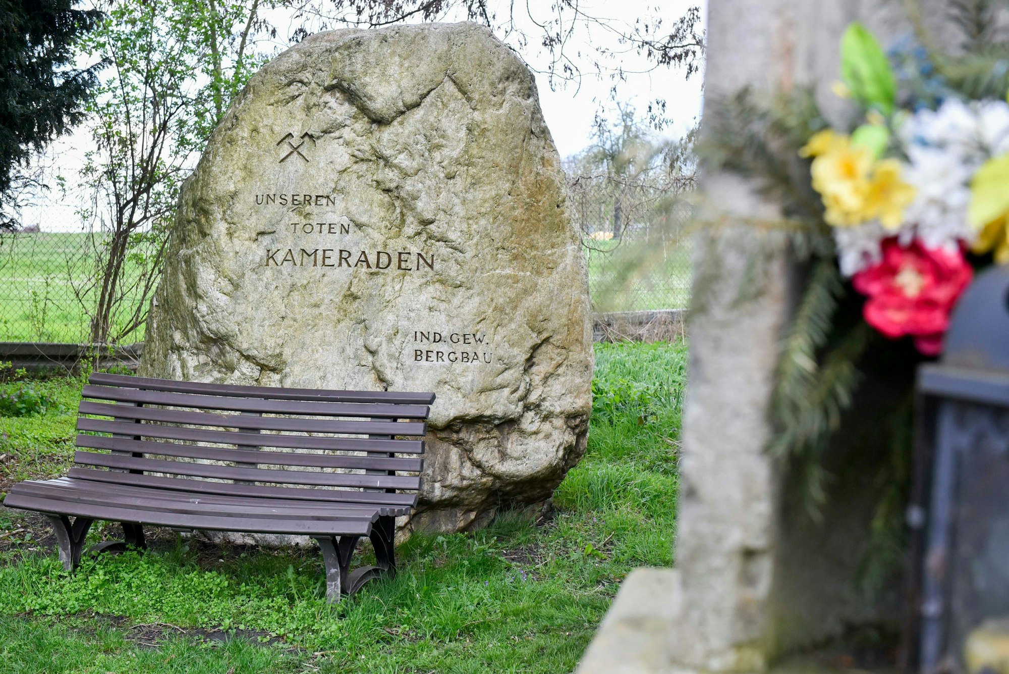 Ein Wegekreuz und Findling als Gedenkstein für tote Bergleute erinnern an den Ort, wo einst Zieskoven stand.