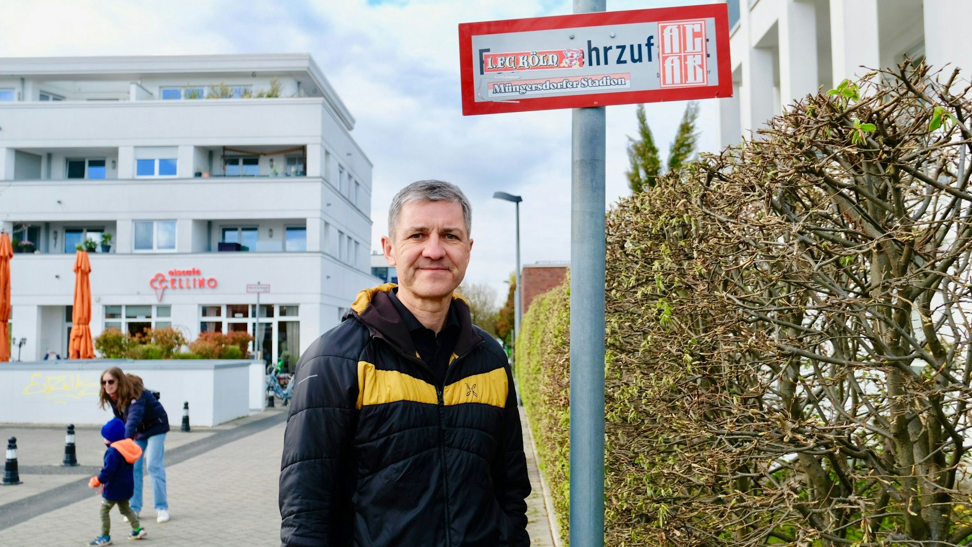 Thomas Langmann vor dem zugeklebten Verkehrsschild an der Feuerwehrzufahrt.