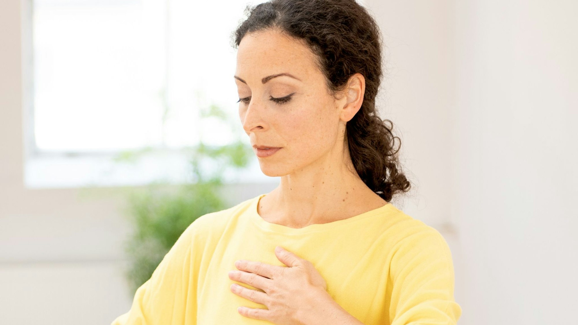 Eine Frau macht Atemübungen