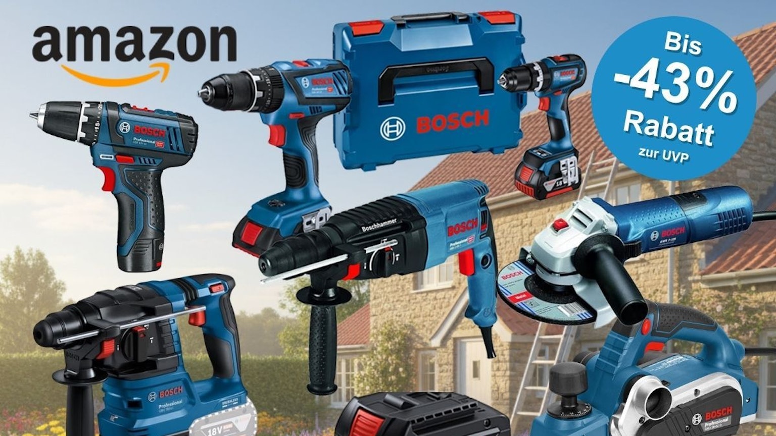 Bosch Professional Werkzeug vor Wohnhaus mit Garten und Wiese davor. Werkzeuge wie Akkubohrschrauber, Schlagbohrmaschine, Winkelschleifer, Werkzeugkoffer, Elektrohobel.