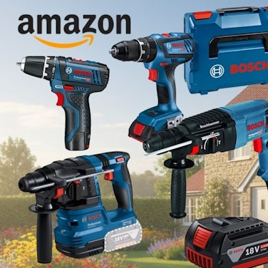 Bosch Professional Werkzeug vor Wohnhaus mit Garten und Wiese davor. Werkzeuge wie Akkubohrschrauber, Schlagbohrmaschine, Winkelschleifer, Werkzeugkoffer, Elektrohobel.