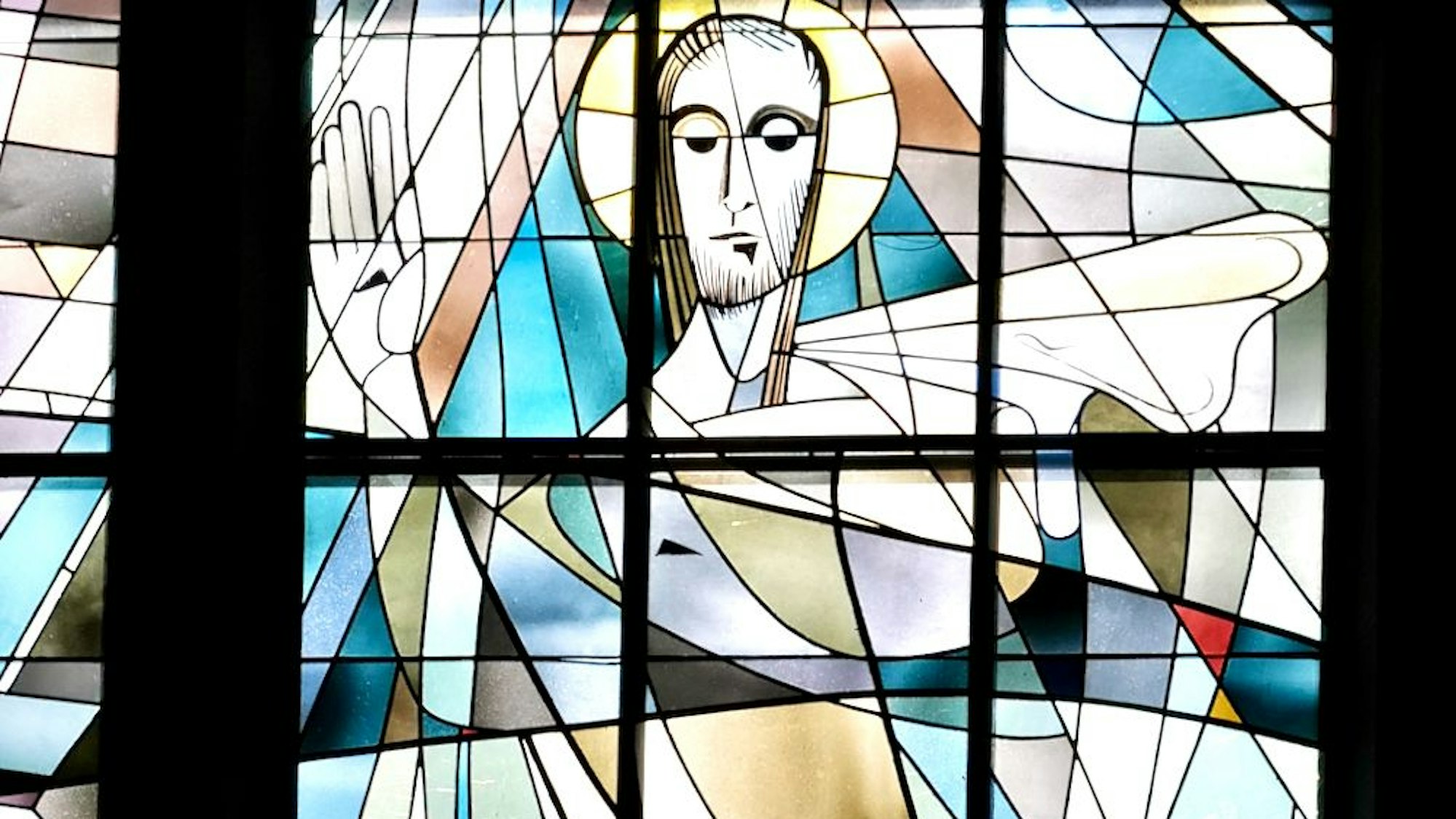 In der Siegburger Auferstehungskirche erklärt Pfarrerin Ruth Wirtz das große Auferstehungsfenster.