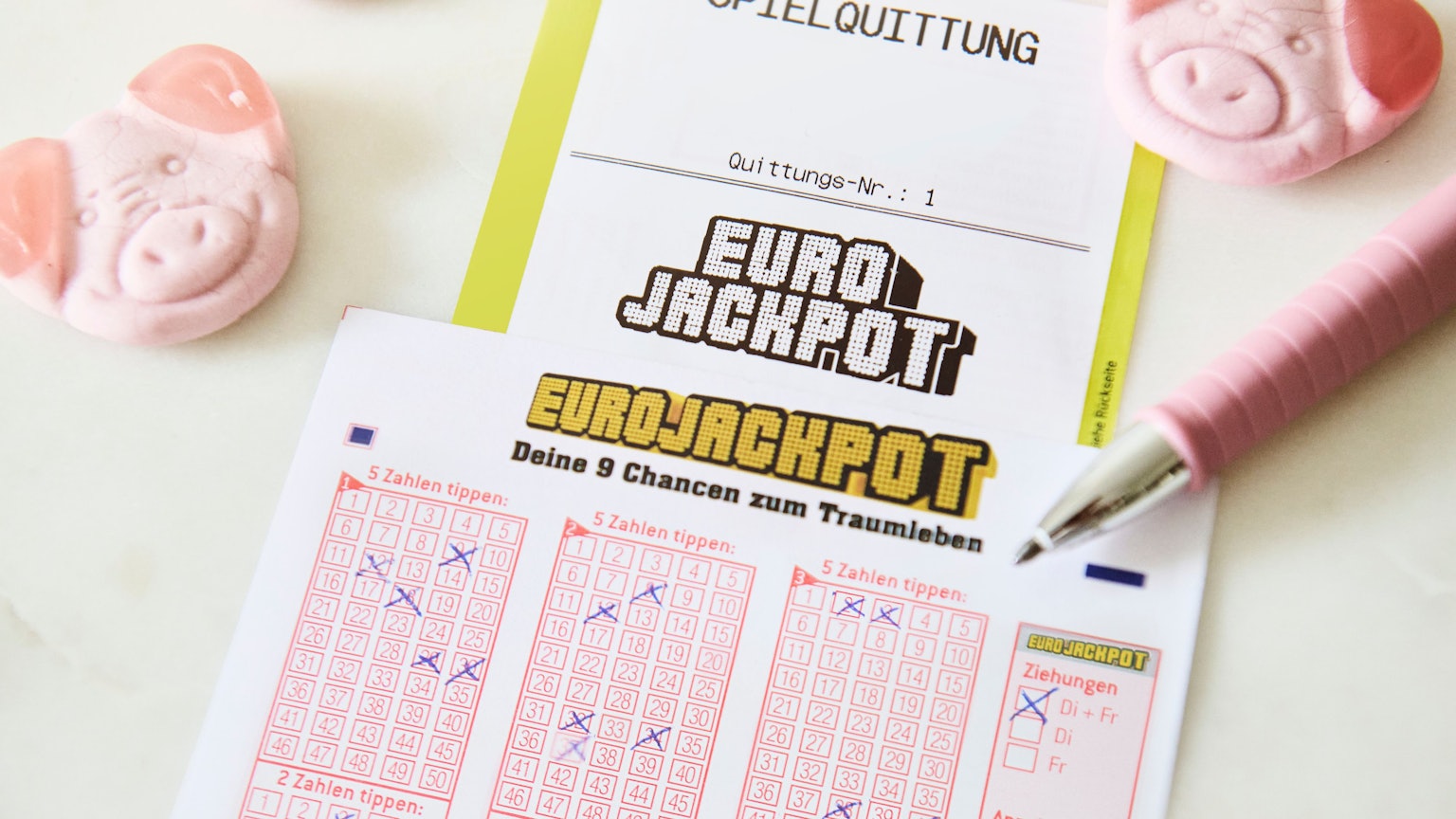 Ein ausgefüllter Eurojackpot Spielschein liegt auf einem Tisch.