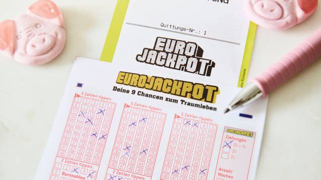 Ein ausgefüllter Eurojackpot Spielschein liegt auf einem Tisch.