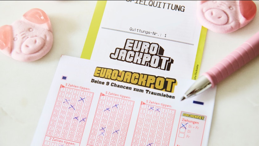Ein ausgefüllter Eurojackpot Spielschein liegt auf einem Tisch.
