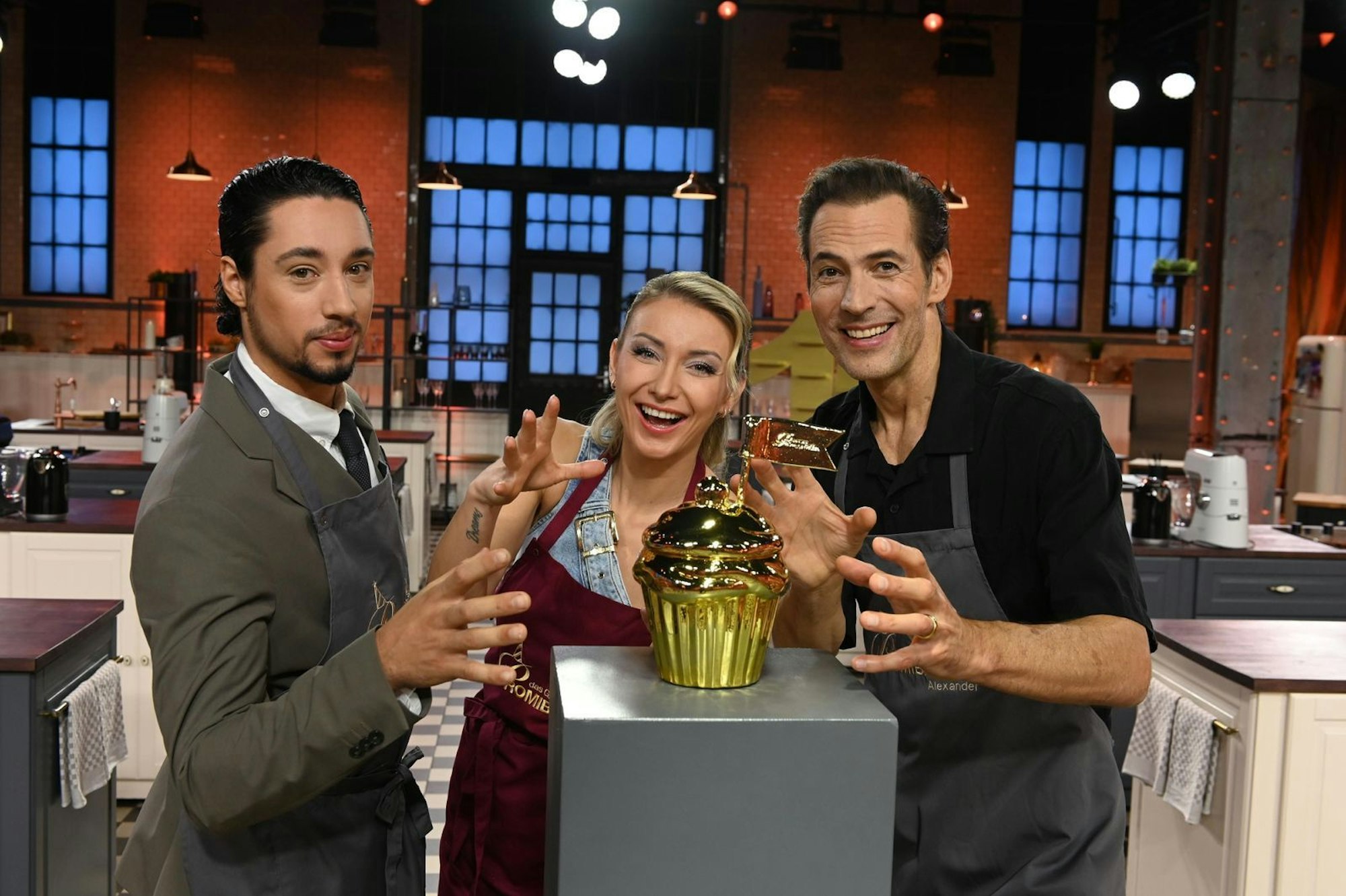Von links: René Casselly, Anna-Carina Woitschack und Alexander Mazza hatten es ins Finale von „Das große Promibacken“ auf SAT.1 geschafft. (Bild: Joyn / André Kowalski)