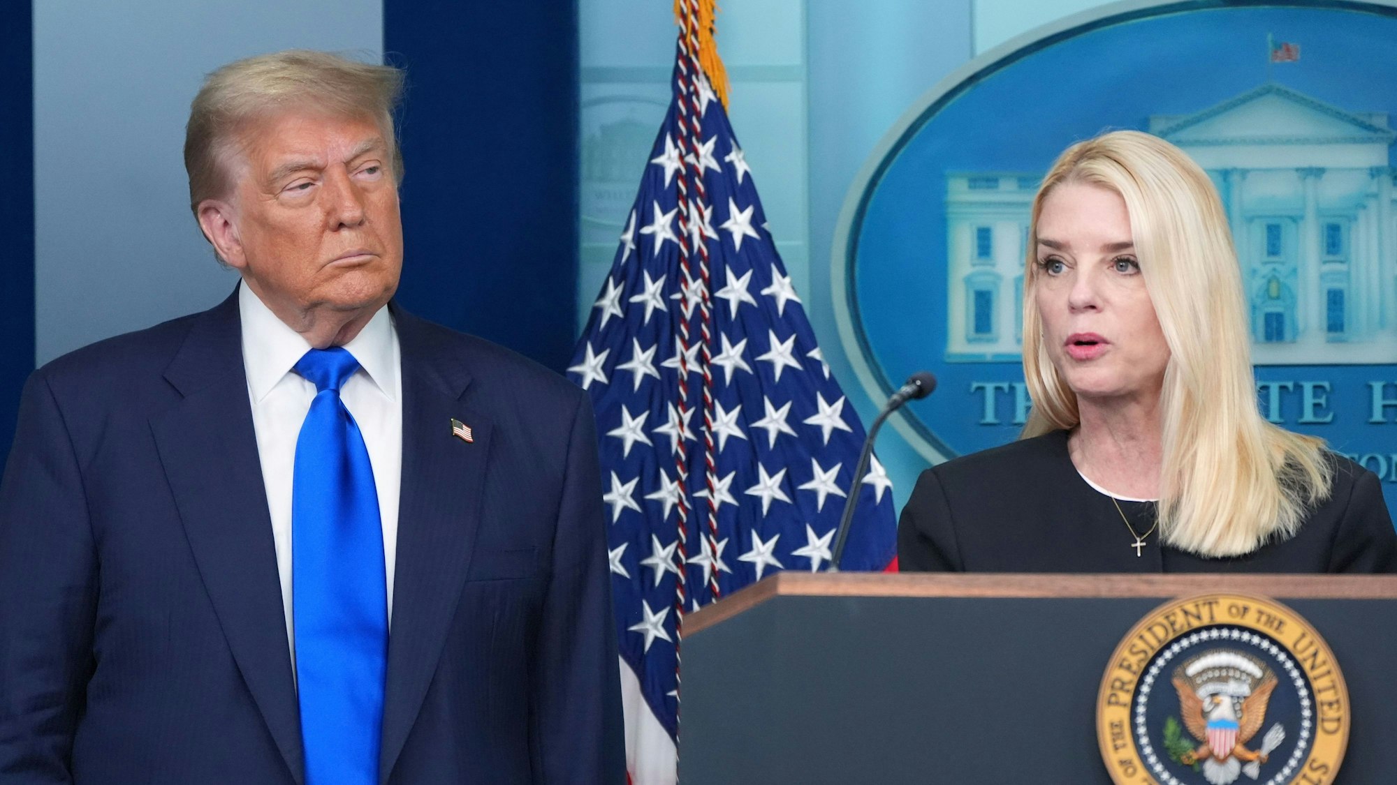 US-Justizministerin Pam Bondi (r.) mit Präsident Donald Trump (Archivbild vom Juni 2025)