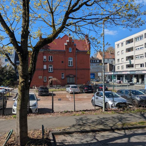 Ein Haus mit einem Parkplatz davor