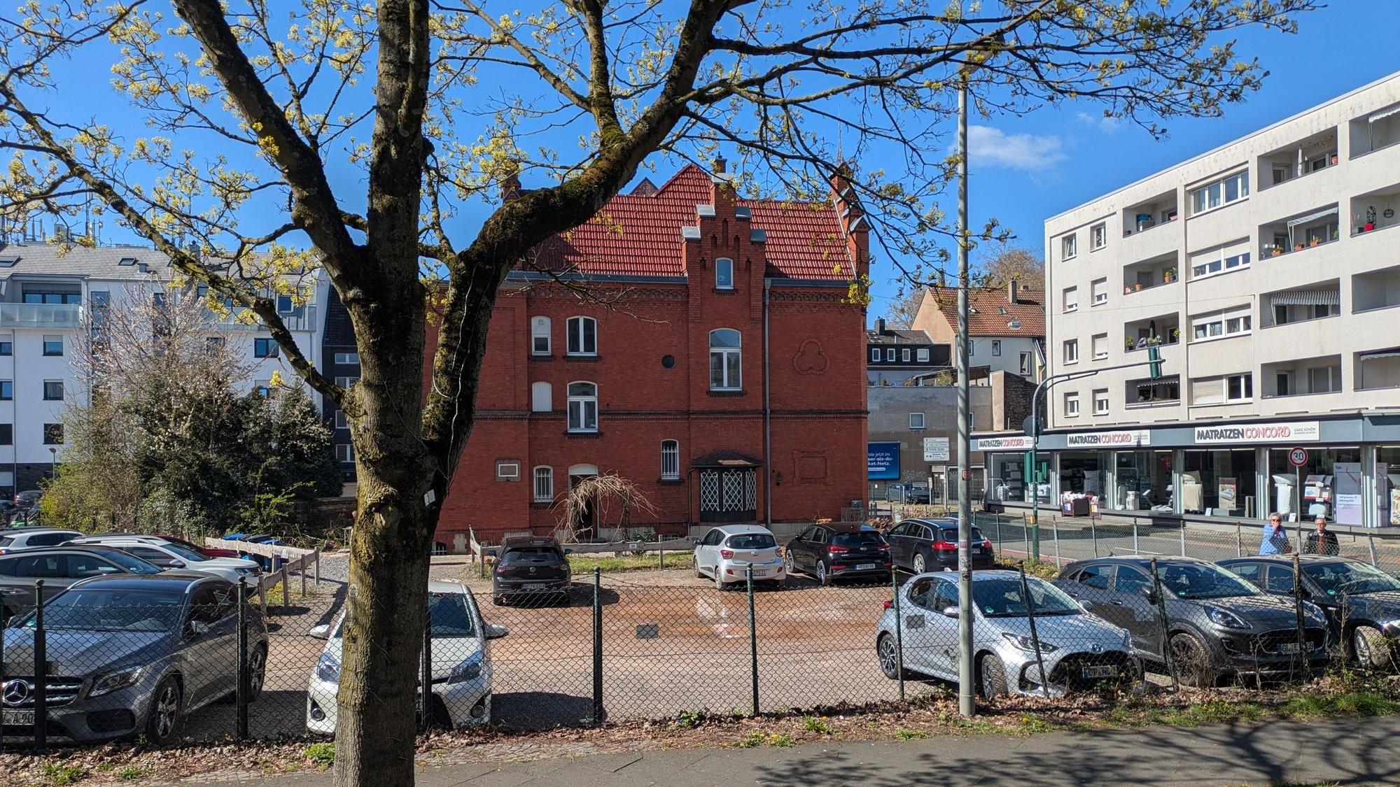 Ein Haus mit einem Parkplatz davor