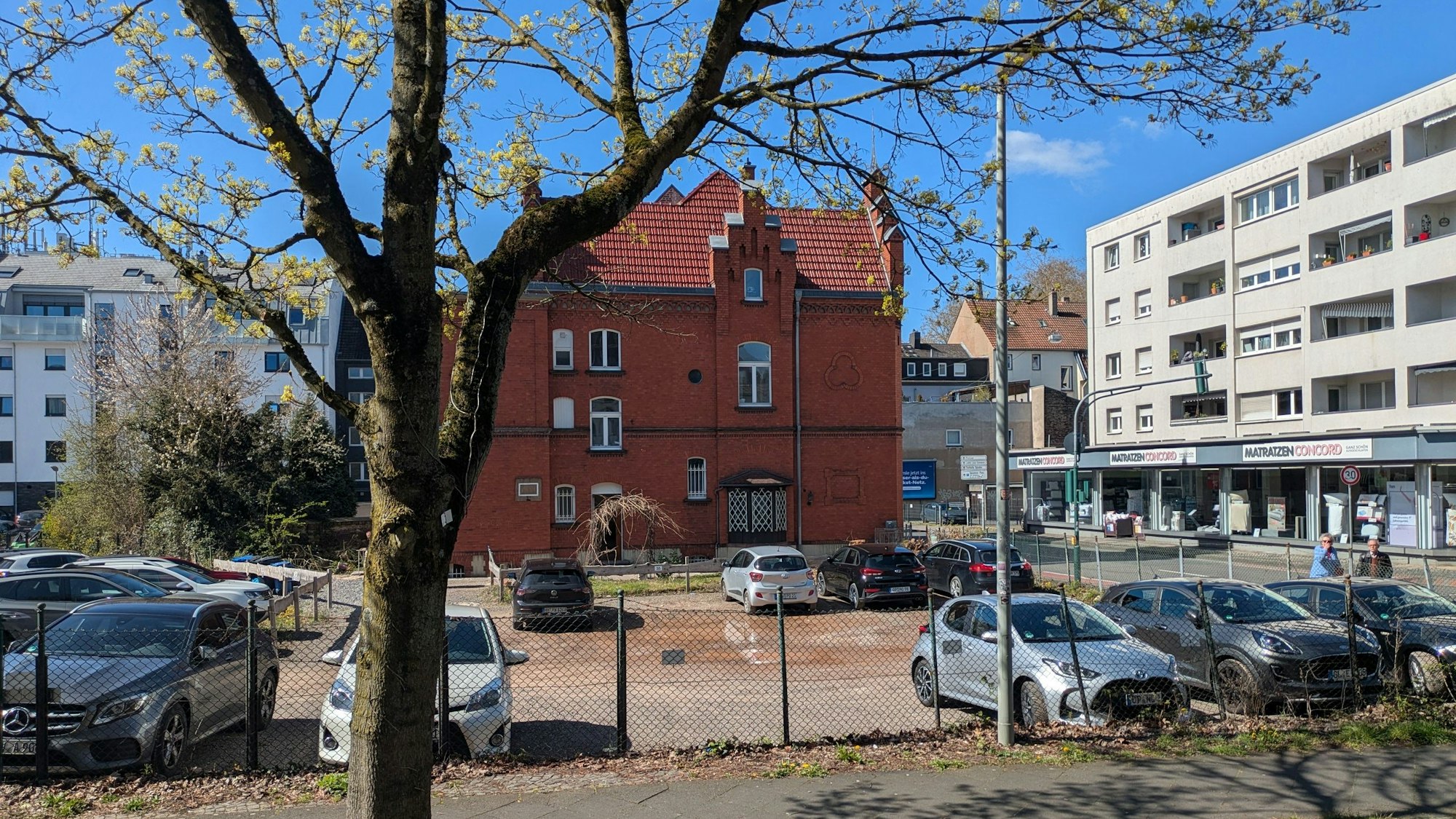 Ein Haus mit einem Parkplatz davor