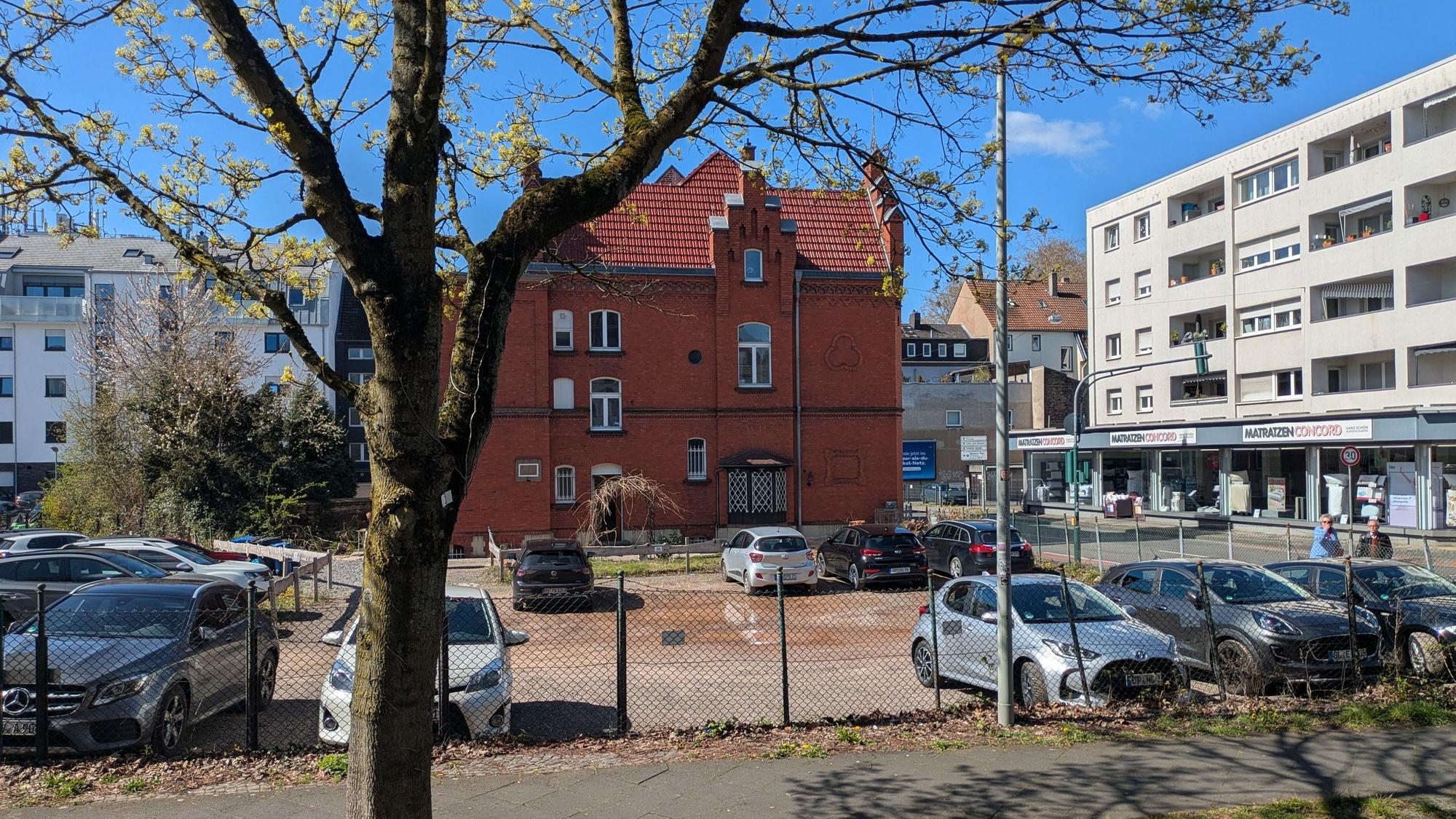 Auf dem Baugelände an der Ecke Schillerstraße/Im Hederichsfeld will der GBO 70 Wohnungen errichten