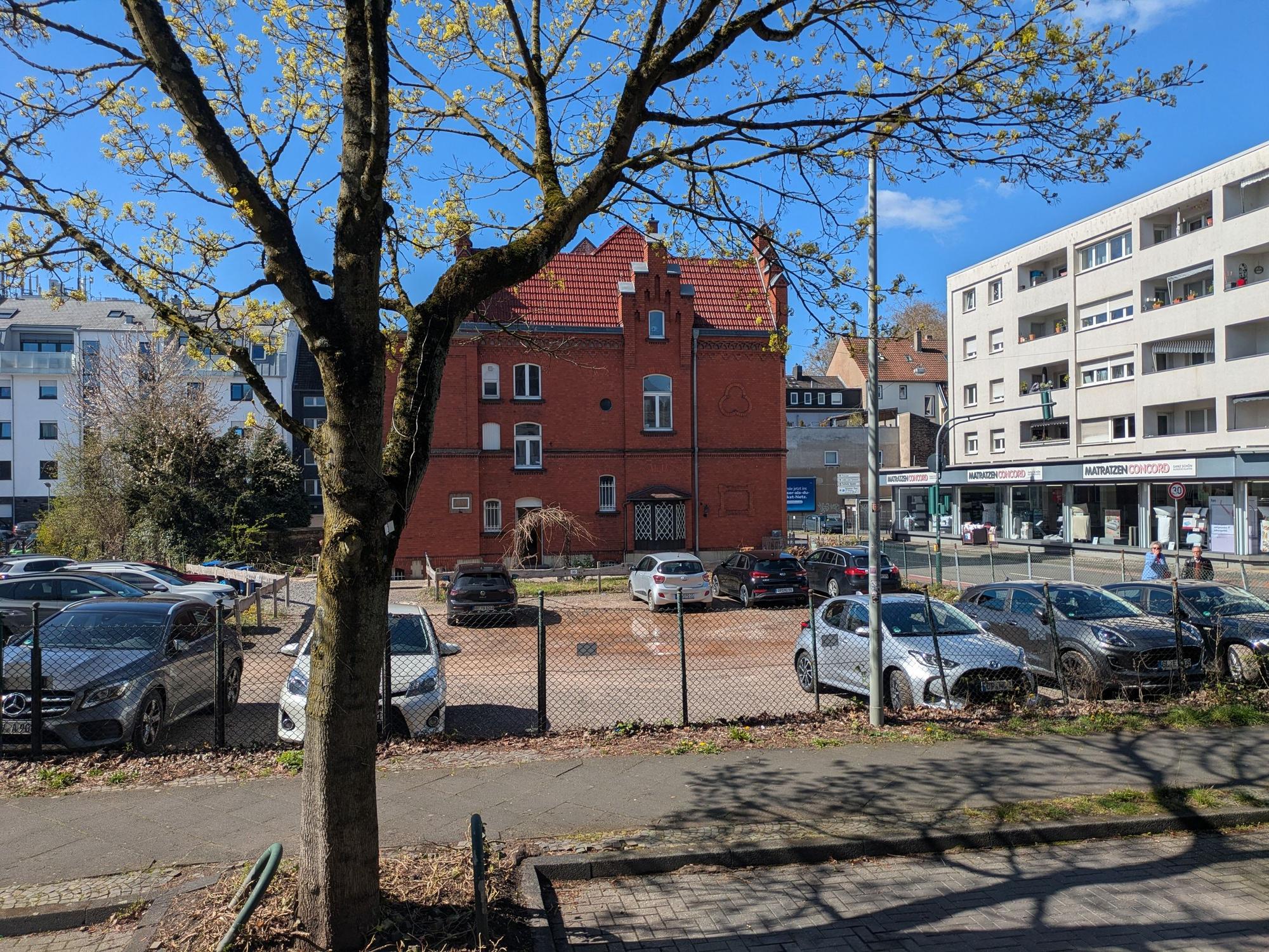 Auf dem Baugelände an der Ecke Schillerstraße/Im Hederichsfeld will der GBO 70 Wohnungen errichten.