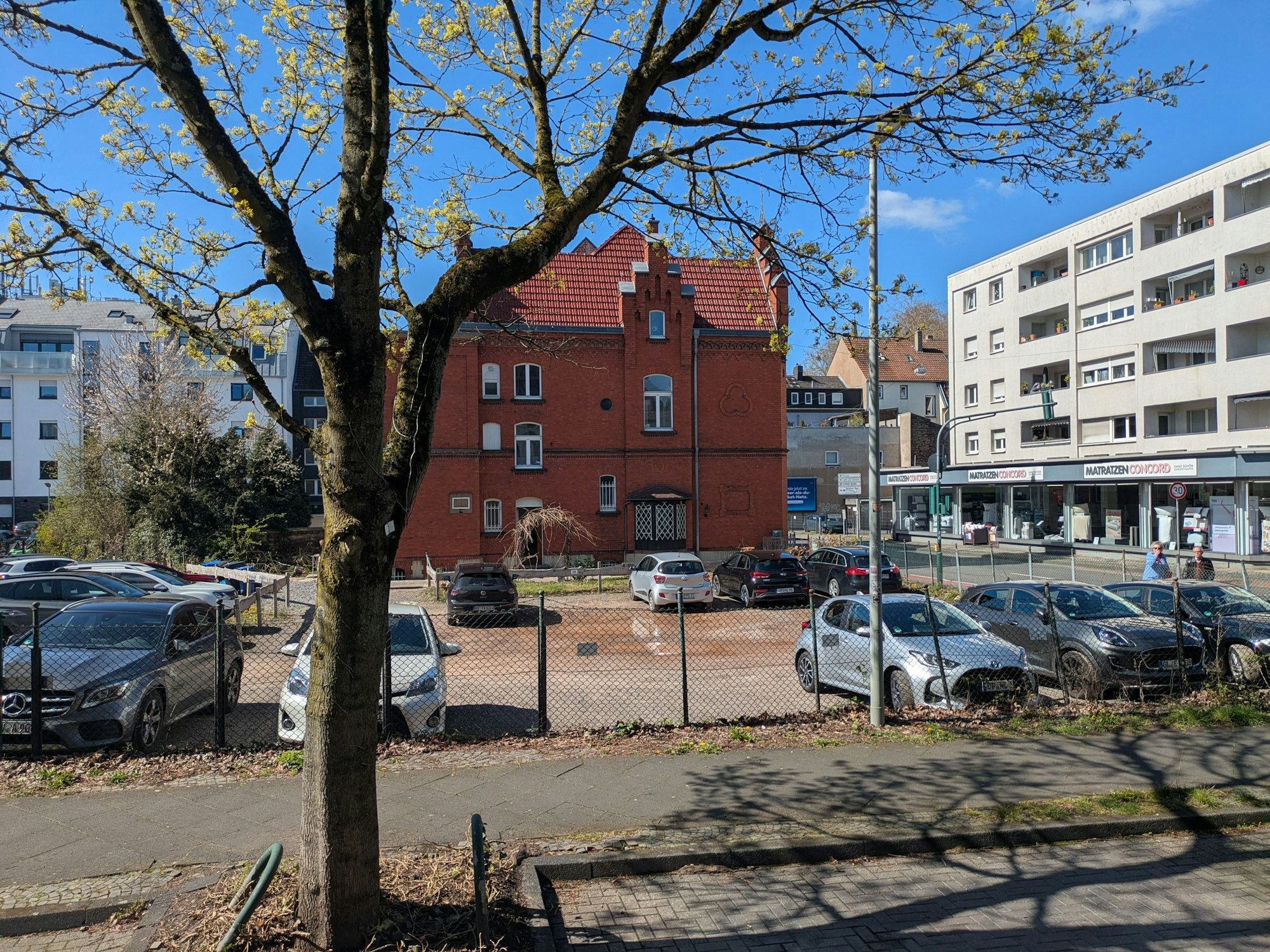 Auf dem Baugelände an der Ecke Schillerstraße/Im Hederichsfeld will der GBO 70 Wohnungen errichten.