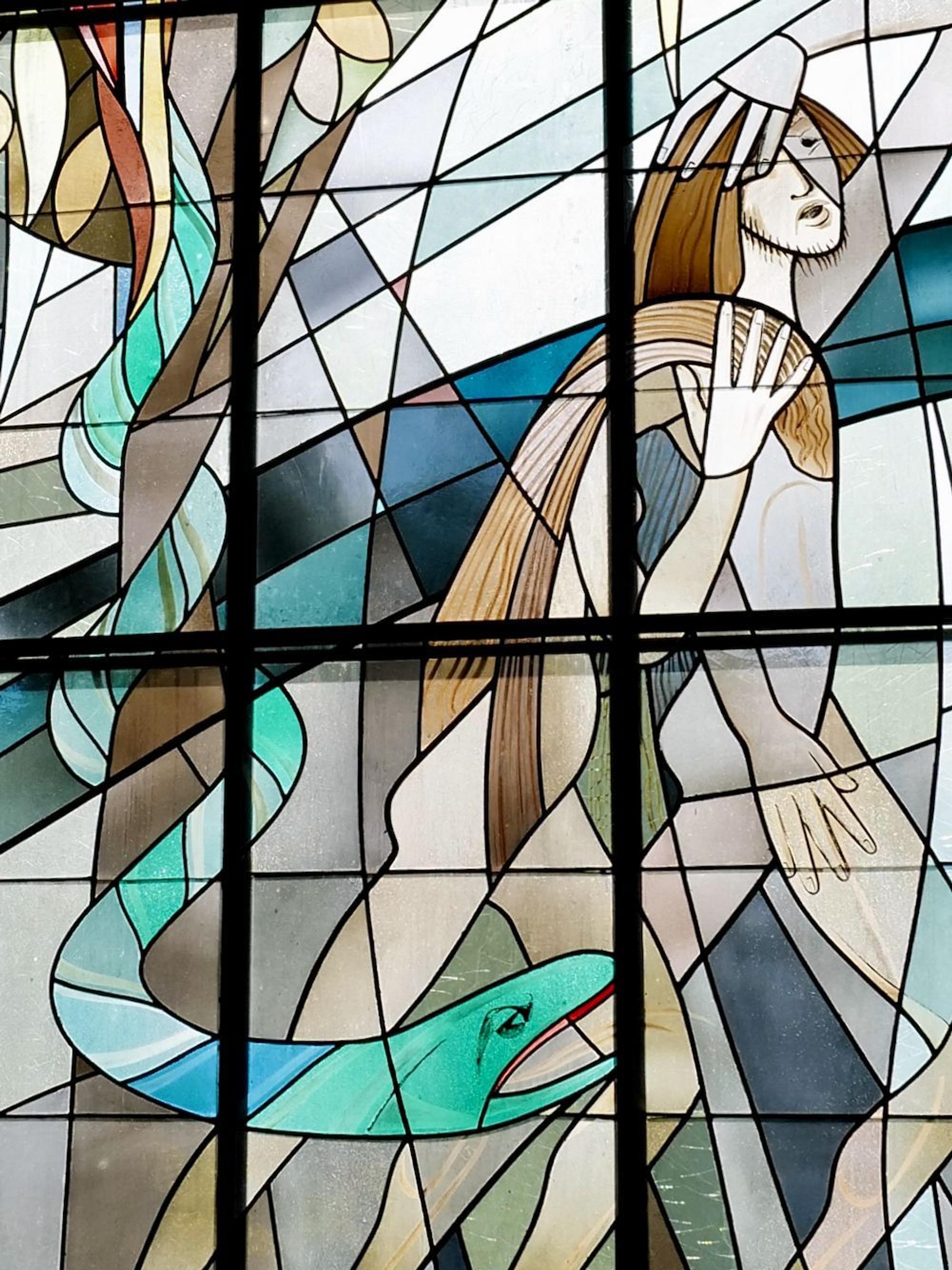 Der Sündenfall mit der Vertreibung von Adam und Eva aus dem Paradies ist ein Detail des Fensters.
