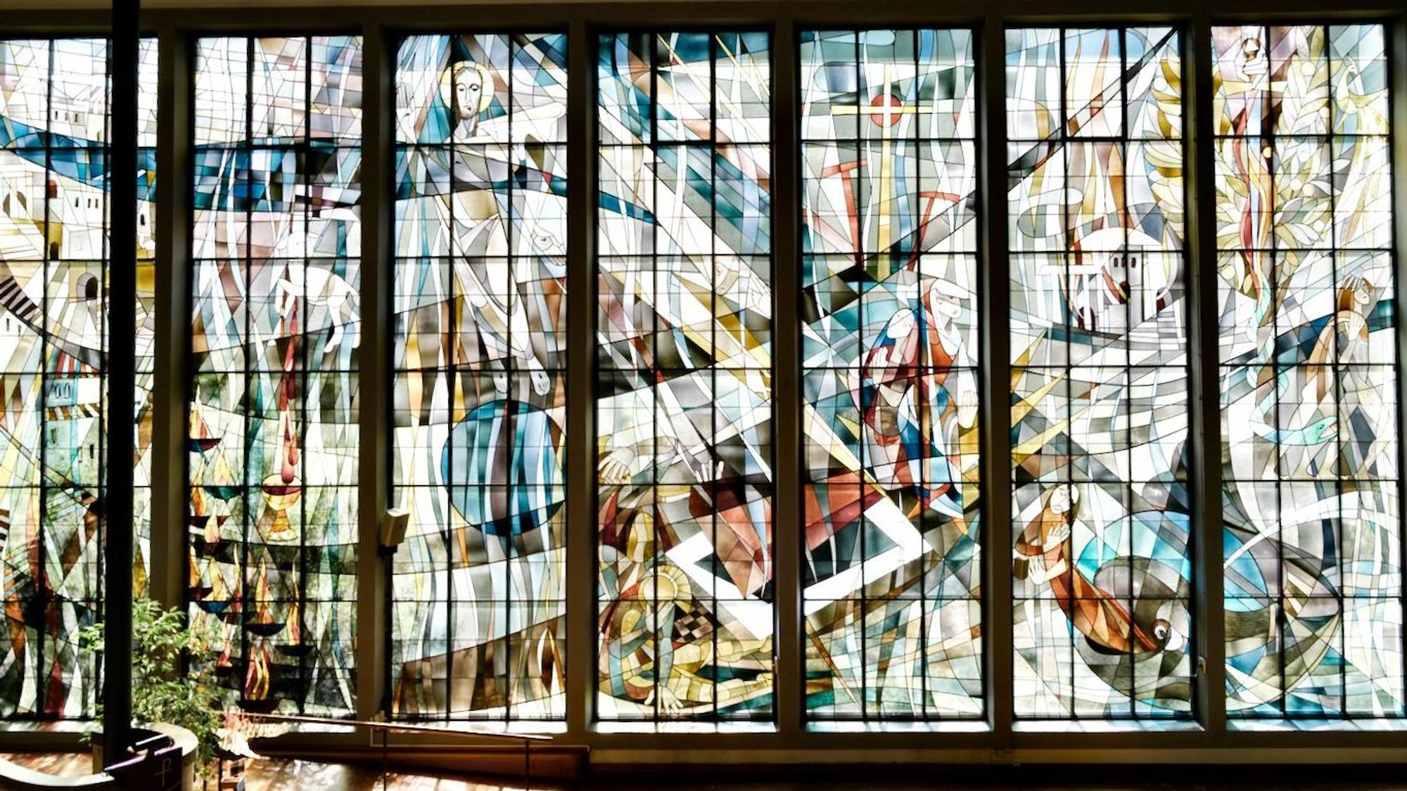 In der Siegburger Auferstehungskirche erklärt Pfarrerin Ruth Wirtz das große Auferstehungsfenster.