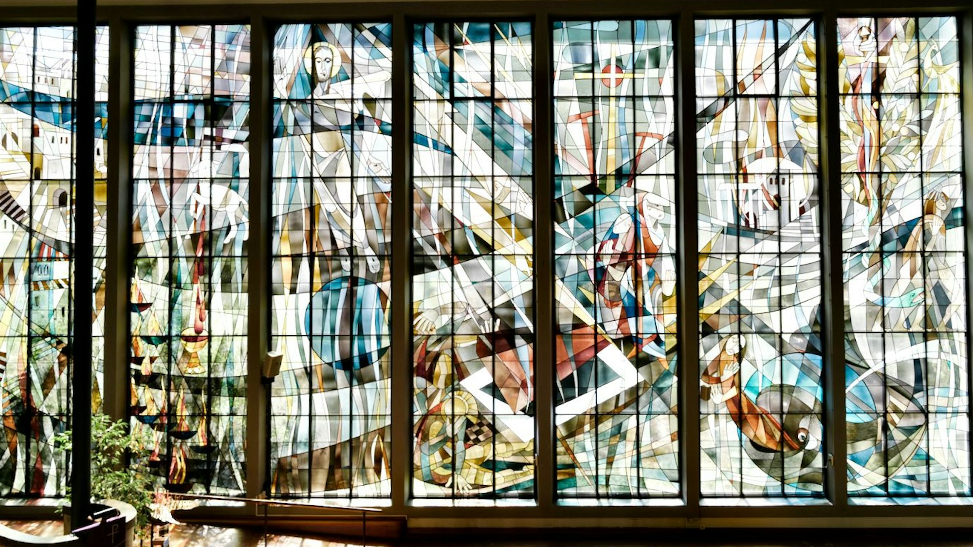 In der Siegburger Auferstehungskirche erklärt Pfarrerin Ruth Wirtz das große Auferstehungsfenster.