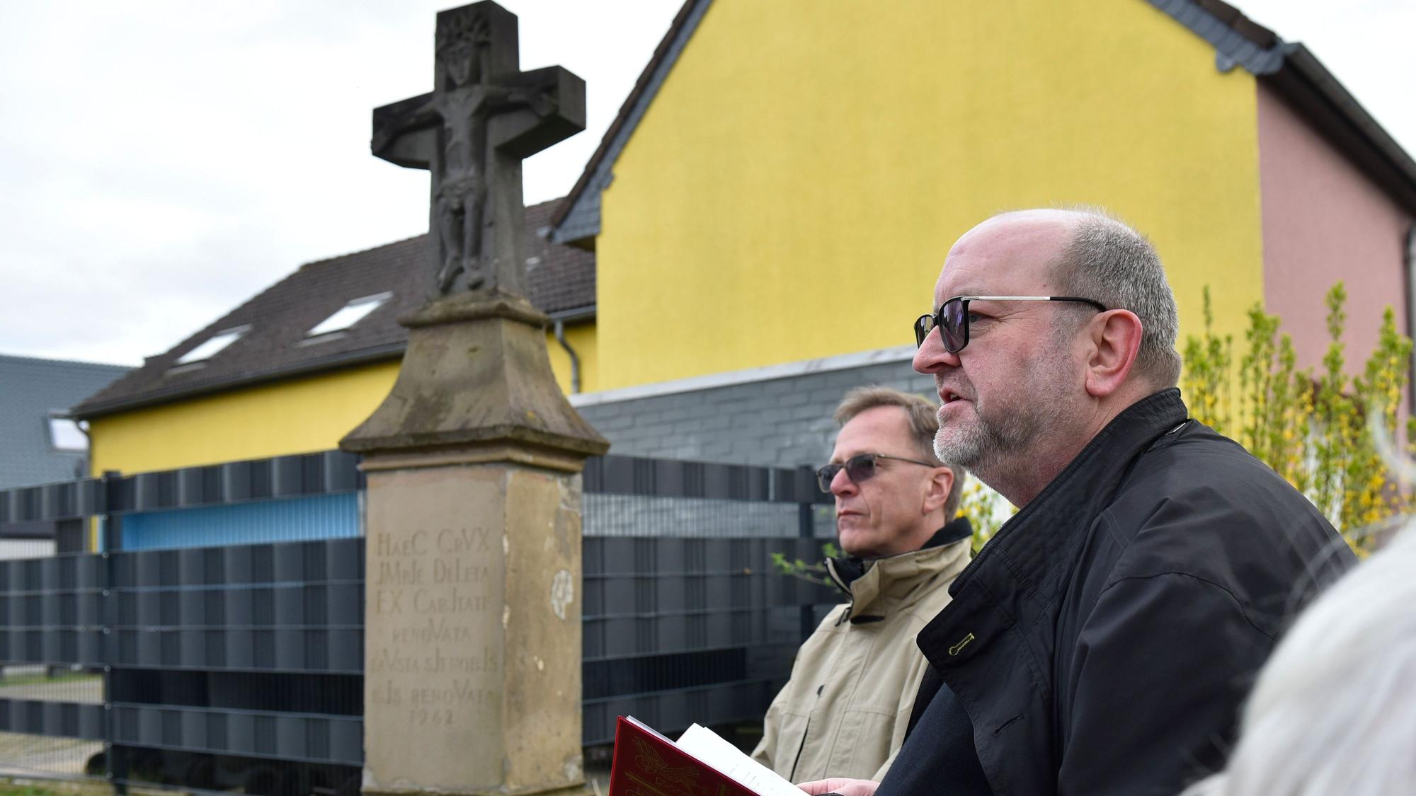 Bernd Gellert erzählte zur Geschichte von Wegkreuzen und Pfarrvikar Werner Friesdorf verwies in Meditationen auf die Aktualität des Leidensweges Jesus Christus in heutiger Zeit.