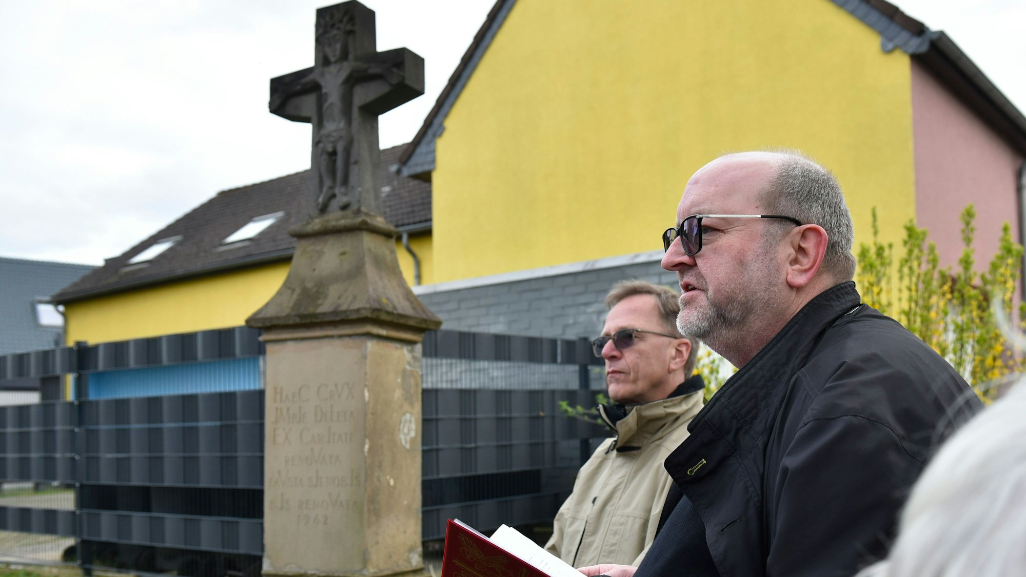 Bernd Gellert erzählte zur Geschichte von Wegkreuzen und Pfarrvikar Werner Friesdorf verwies in Meditationen auf die Aktualität des Leidensweges Jesus Christus in heutiger Zeit.